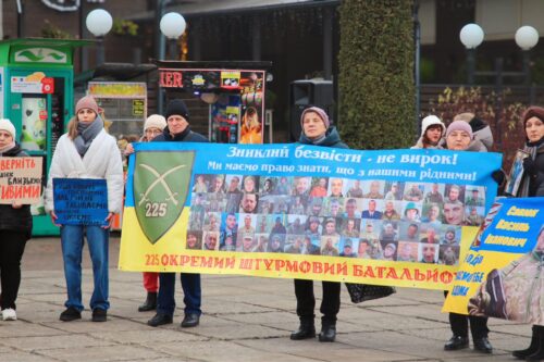 Порожнє місце за святковим столом: у Нетішині чекають тих, чия доля невідома