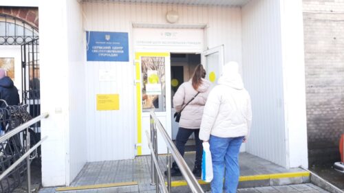 Скандал у Славуті: як мешканці стоять годинами в сервісному центрі Пенсійного фонду і що робить мер