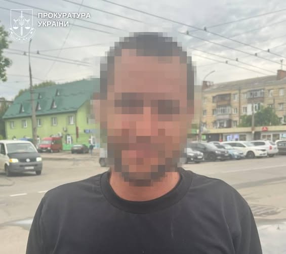 На Хмельниччині чоловік схиляв падчерку до інтиму та вчиняв дії сексуального характеру