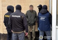 Інспектор на службі у наркоторговців: працівника колонії викрили у схемі постачання наркотиків ув’язненим
