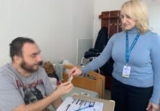 Різдвяна турбота: міграційники вручили документ пораненому військовому прямо в лікарні