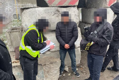 Травматичний пістолет і 20 тисяч доларів: іноземці відповідатимуть за розбій у Хмельниччині