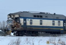 Удар на рейках: машиніст постраждав після зіткнення фури з поїздом