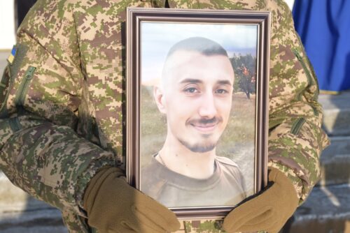 Людина зі сталі та світлої душі: Шепетівка попрощалася з 26-річним сержантом