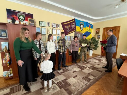 У Шепетівці привітали маму Героя України Олексія Меся та вручили посмертну відзнаку Президента