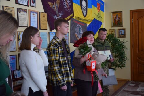 У Шепетівці привітали маму Героя України Олексія Меся та вручили посмертну відзнаку Президента