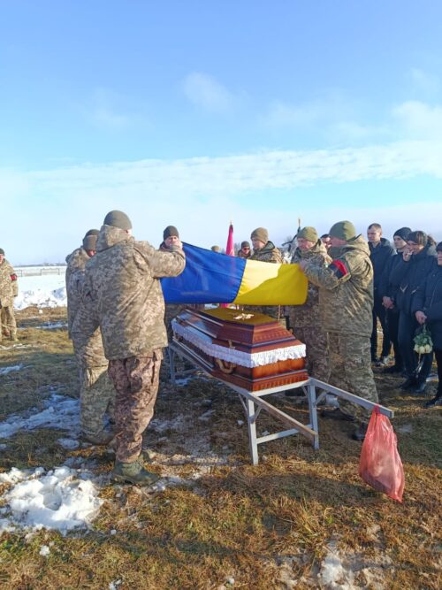 У громаді на Шепетівщині прощалися із Захисником Поліщуком Романом