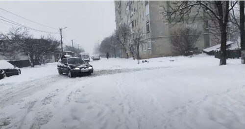 Сніговий колапс у Шепетівці: містяни обурюються, влада запевняє — техніка працює