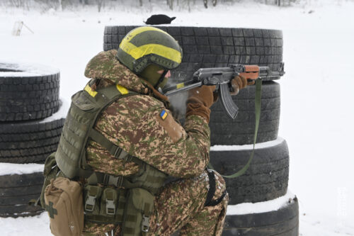 Мороз гартує характер: як на Хмельниччині рекрути відточують стрільбу на полігоні