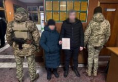 Вік коханню не завада: 62-річна «дружина» везла 25-річного чоловіка за кордон