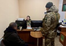 Іноземець намагався «виручити» племінника доларами: інцидент у сусідній із Хмельниччиною області