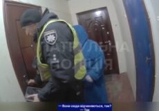 У Хмельницькому патрульні надали допомогу жінці, яка перебувала в безпорадному стані (Відео)