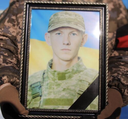 Сльози і жовто-блакитні прапори: у Нетішині прощалися із молодшим сержантом