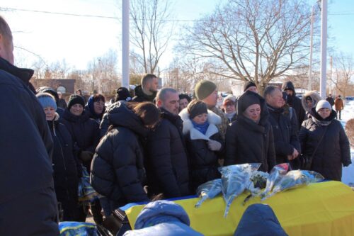 Сльози і жовто-блакитні прапори: у Нетішині прощалися із молодшим сержантом