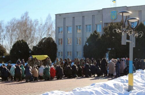 Сльози і жовто-блакитні прапори: у Нетішині прощалися із молодшим сержантом