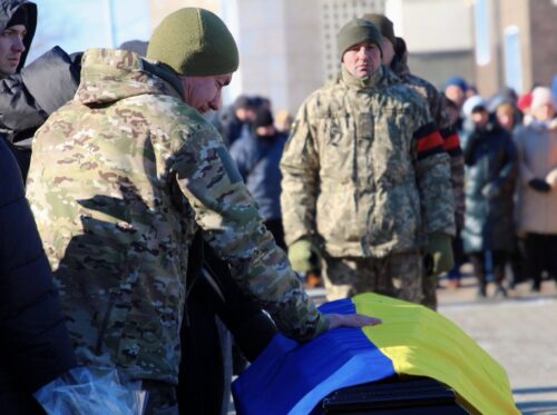 Сльози і жовто-блакитні прапори: у Нетішині прощалися із молодшим сержантом