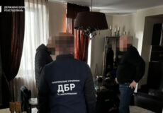 Магазин елітних меблів та автомобілі: експосадовцю-міграційнику на Хмельниччині вручили підозру