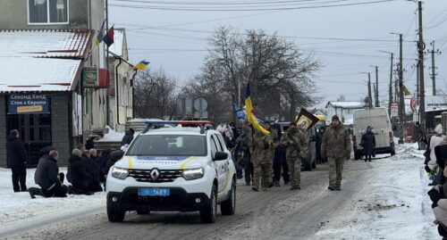 Плакали всі, бо болить: у Судилкові в останню земну дорогу провели Захисника
