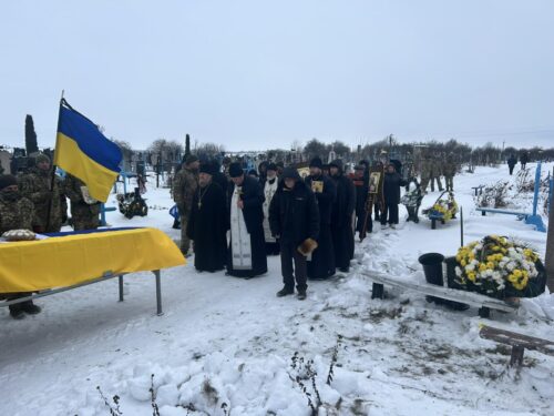 Плакали всі, бо болить: у Судилкові в останню земну дорогу провели Захисника