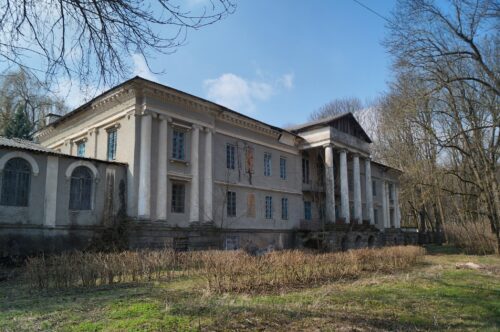 Село на краю лісу і цивілізації: що відомо про палац у глибинці Хмельниччини