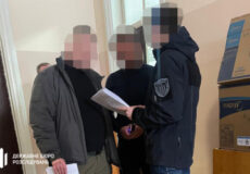 Після перевірки документів у Хмельницькому чоловік отримав переломи: ДБР повідомило про підозру поліцейському
