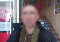 Розбій серед білого дня: на Шепетівщині нападник увірвався в дім пенсіонерки та забрав її пенсію