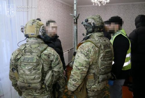 У Хмельницькому батько та двоє синів, один із яких неповнолітній, «крутили» незаконний бізнес: усі троє під вартою