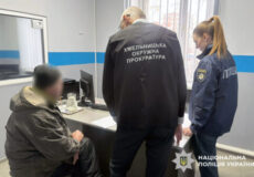 На Хмельниччині 9-річний хлопчик помер в снігу після того, як його споїв сусід: чоловік постане перед суом