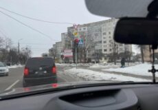 Світло не гасне навіть у блекаут: у Шепетівці світлофор отримав автономне живлення