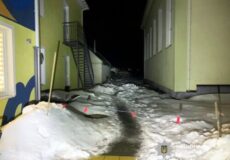 Снігова брила впала з даху дитсадка під час прогулянки: травмовано дитину