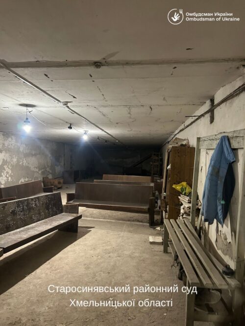Сирість, пліснява і недоступність: що виявили представники Омбудсмана в укриттях однієї з громад Хмельниччини