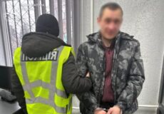 Чоловіка підозрюють у замаху на вбивство поліцейського: інцидент у сусідній із Хмельниччиною області