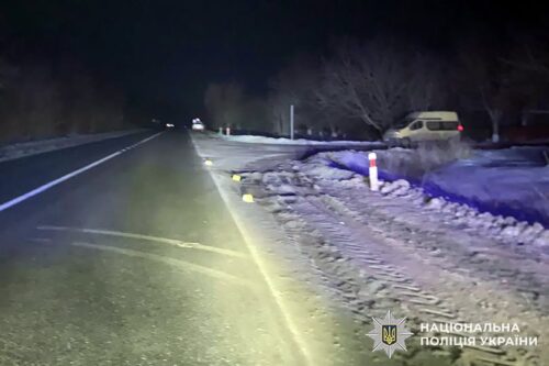 Йшов уздовж дороги — опинився в лікарні: на Хмельниччині авто збило 17-річного юнака