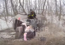 На Хмельниччині дитина з мамою та бабусею опинилися у пастці в понівеченому авто: допомогли патрульні (Відео)