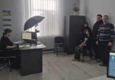 На Шепетівщині Захисник після 2-річного полону оформив закордонний паспорт: його підтримала родина