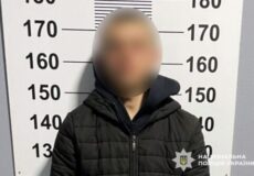 Підбіг і вирвав з рук: нахабний грабіж серед білого дня на Хмельниччині