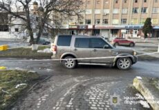 На Хмельниччині водій, рухаючись заднім ходом, на смерть збив пенсіонерку