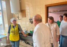 Ревізія їдалень закладів освіти: на Хмельниччині перевіряють меню, гігієну і продукти