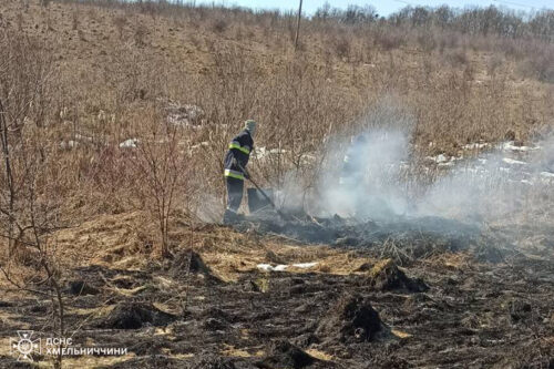На Хмельниччині горіли будинки, автомобіль і суха рослинність