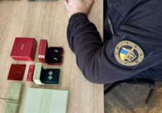 «Зелений коридор» не допоміг: на кордоні затримали незадекларовані прикраси Cartier і Van Cleef & Arpels