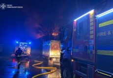 Хмельницький атакували у кілька хвиль: удари по підприємствах, пожежі, пошкоджене житло і десятки збитих БпЛА