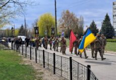 Останній шлях «Вовка»: у Нетішині попрощалися з Воїном, у якого поцілив снайпер і FPV-дрон