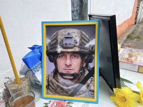 Траурний кортеж зустрічали так, як зустрічають справжніх титанів: на Шепетівщині попрощалися із Захисником