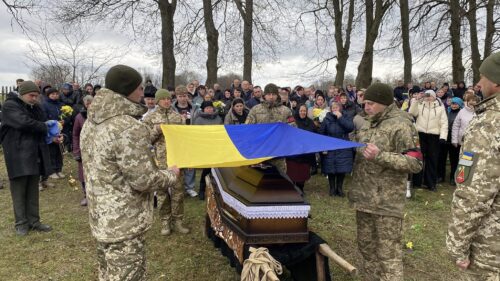 Траурний кортеж зустрічали так, як зустрічають справжніх титанів: на Шепетівщині попрощалися із Захисником