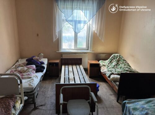 У домі милосердя на Хмельниччині виявили кричущі порушення прав людей похилого віку та осіб з інвалідністю