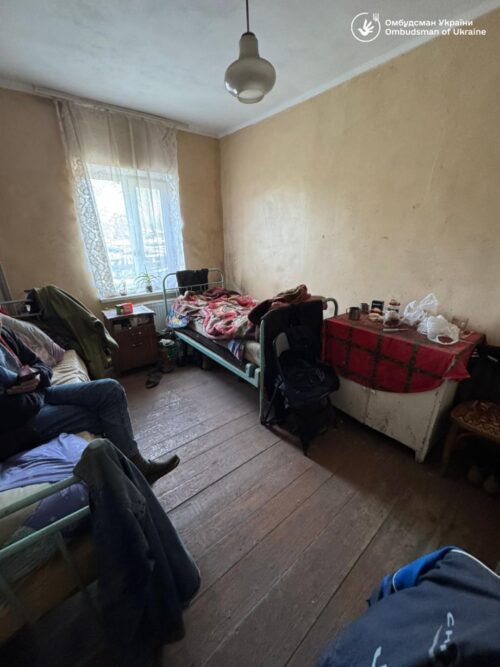 У домі милосердя на Хмельниччині виявили кричущі порушення прав людей похилого віку та осіб з інвалідністю