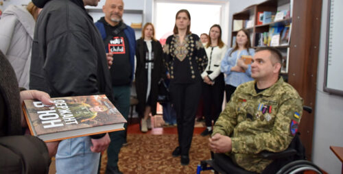Сила духу, що сильніша за війну: у Шепетівці відбулася зустріч із героєм книги «Сержант В’юн»