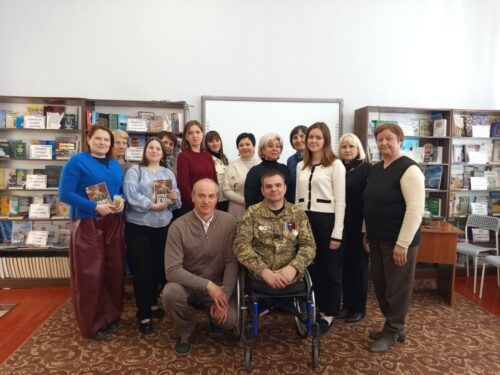 Сила духу, що сильніша за війну: у Шепетівці відбулася зустріч із героєм книги «Сержант В’юн»