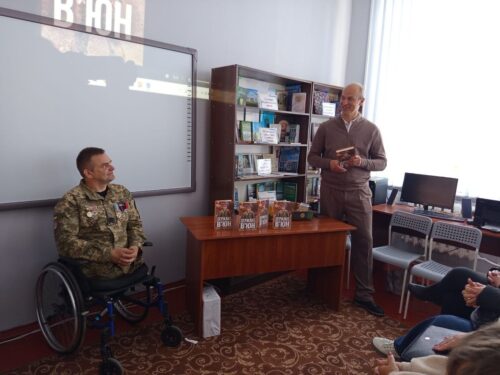Сила духу, що сильніша за війну: у Шепетівці відбулася зустріч із героєм книги «Сержант В’юн»