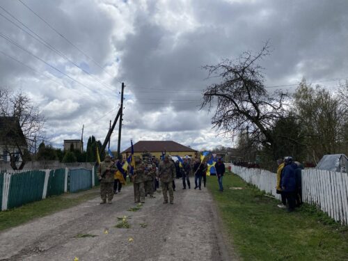 Дорога, встелена квітами і сльозами: на Шепетівщині прощалися із Захисником